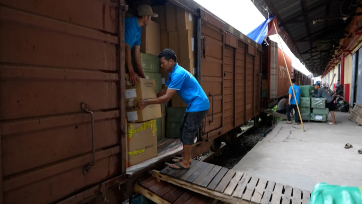 Ở ga hàng hoá Giáp Bát